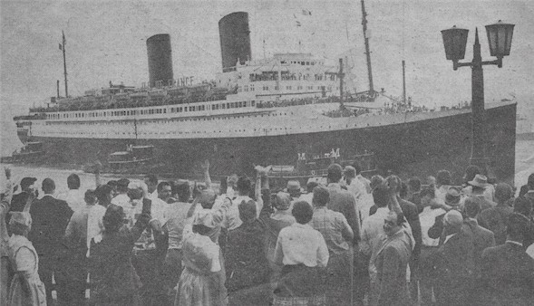 News Photo by Ed Hurley: The Ile de France arrives at Pier 88