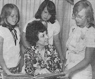 Joan_Dier_ and_ Daughters.jpg (30574 bytes)